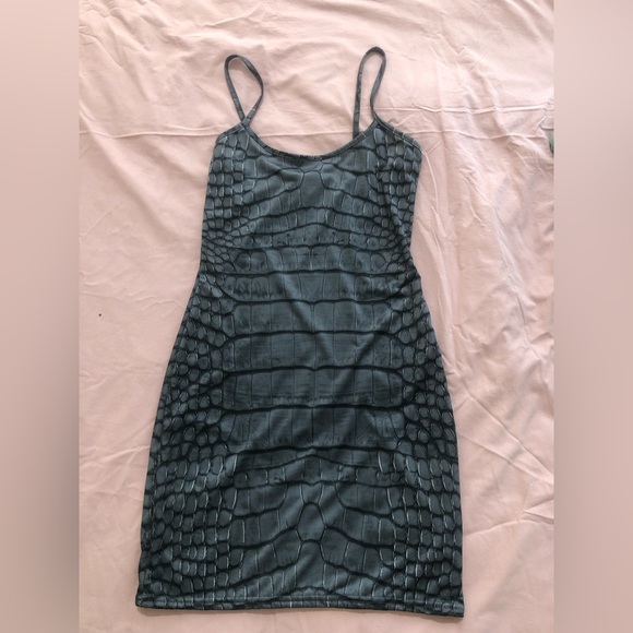 PRETTY LITTLE THING DRESS - Picture 1 of 3